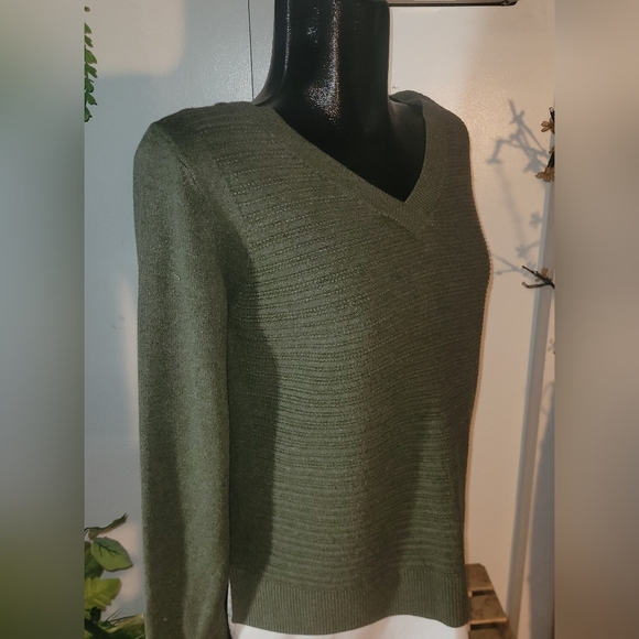 Hilary Radley Khaki V Neck Sweater M - Picture 2 of 6